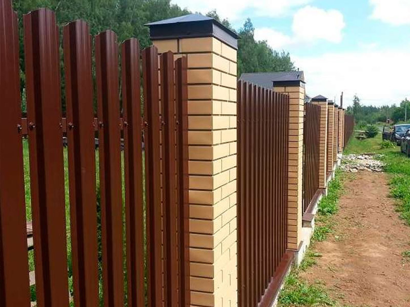 забор с кирпичными столбами фото